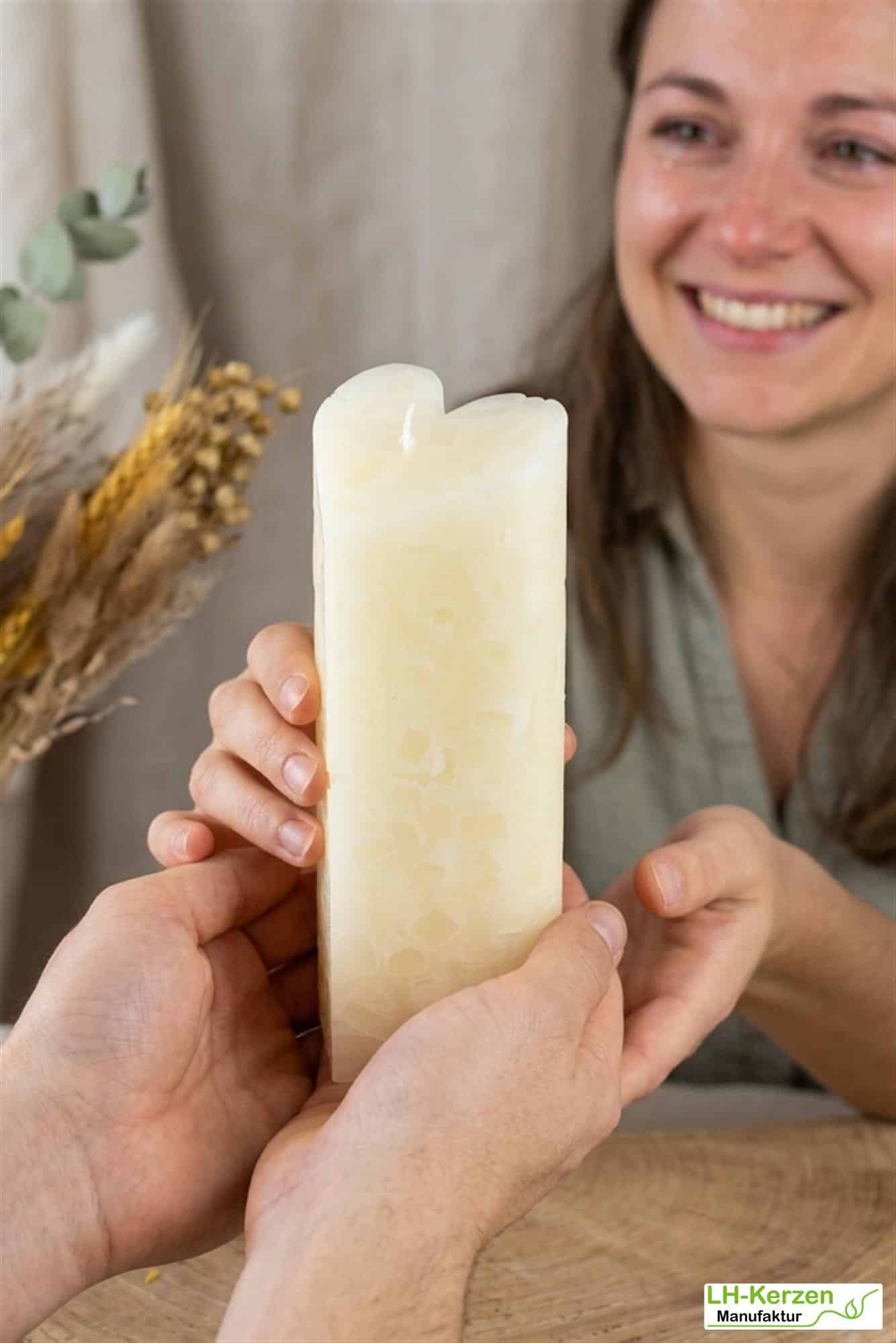 Cremefarbene Würfelwachskerze in Herzform, Herzkerze 'Sanfter Schein', personalisierbar