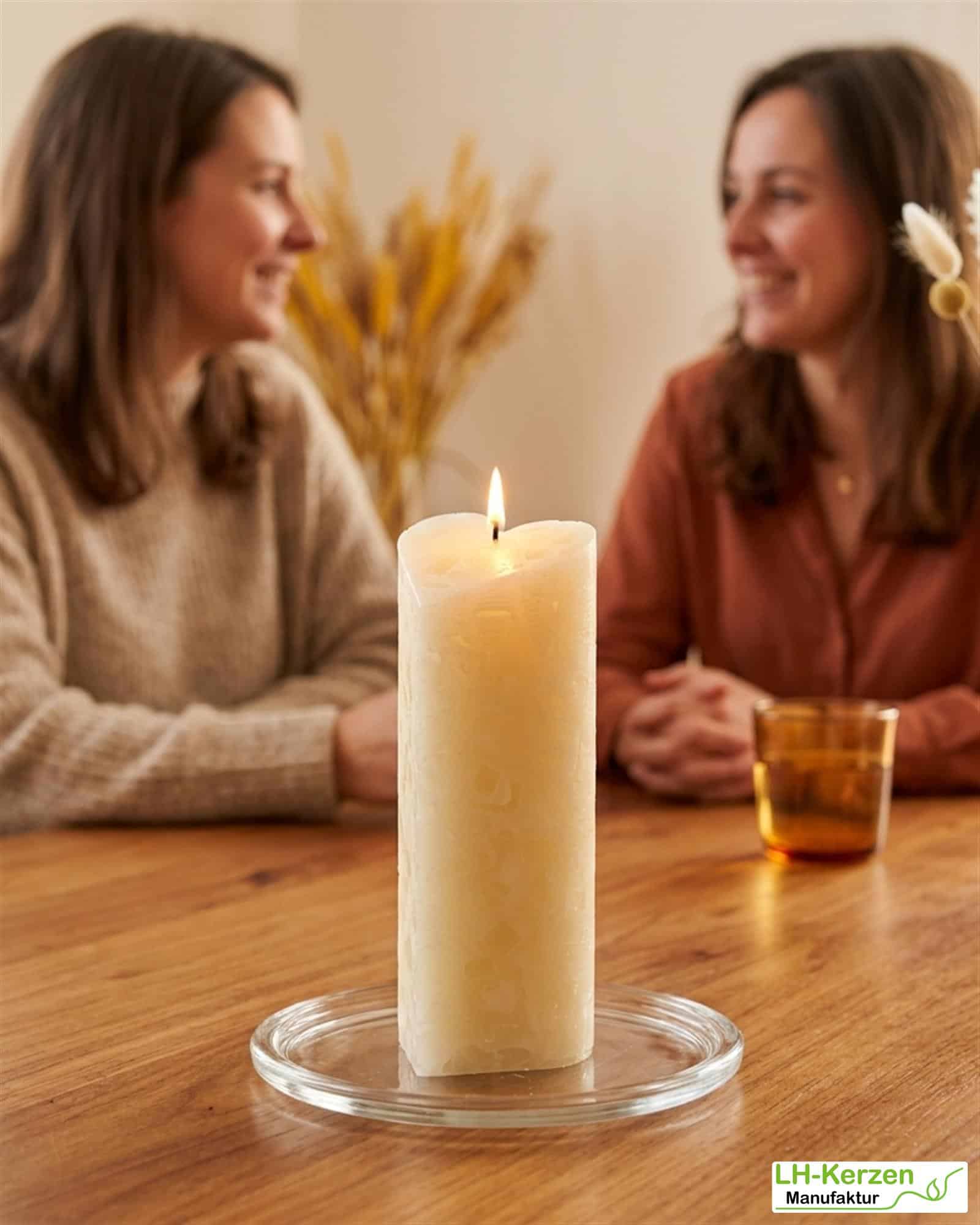 Cremefarbene Würfelwachskerze in Herzform, Herzkerze 'Sanfter Schein', personalisierbar