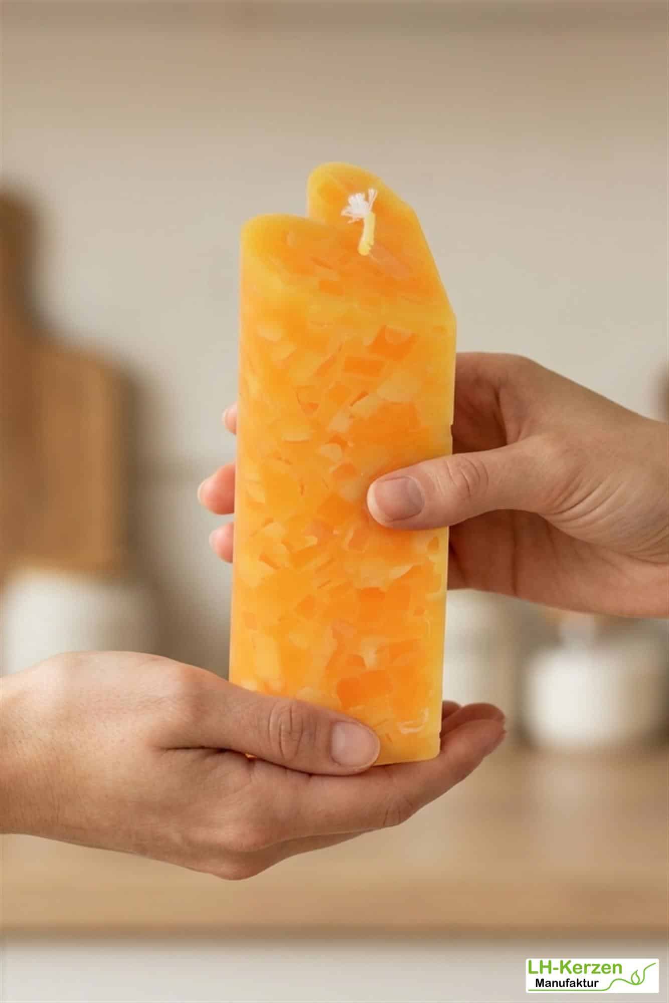 Gelbe Würfelwachskerze in Herzform, Herzkerze 'Sonnenschein', personalisierbar