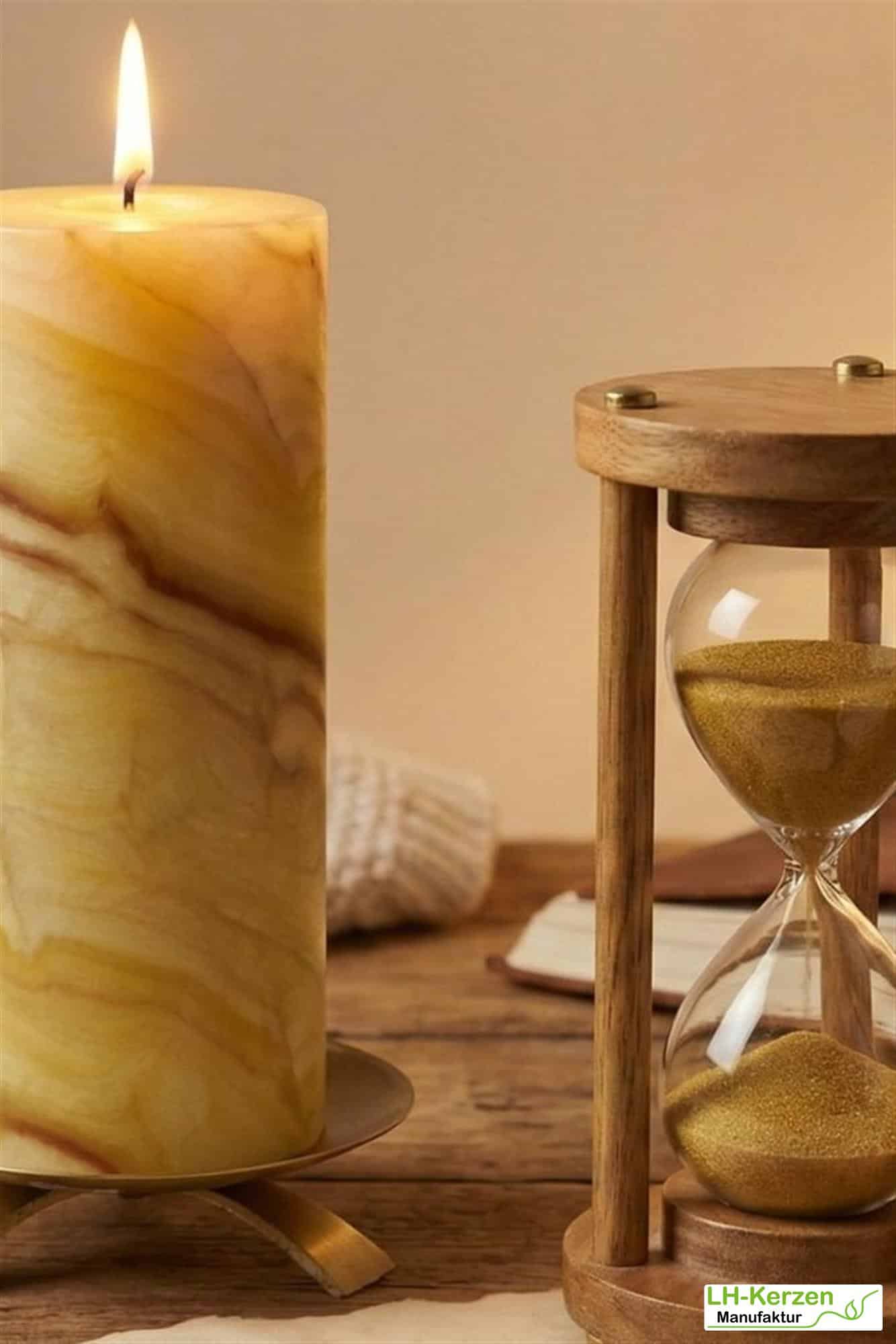 Handgeknetete Bienenwachs Kerze mit einzigartiger Maserung 200x70mm - schlank & elegant