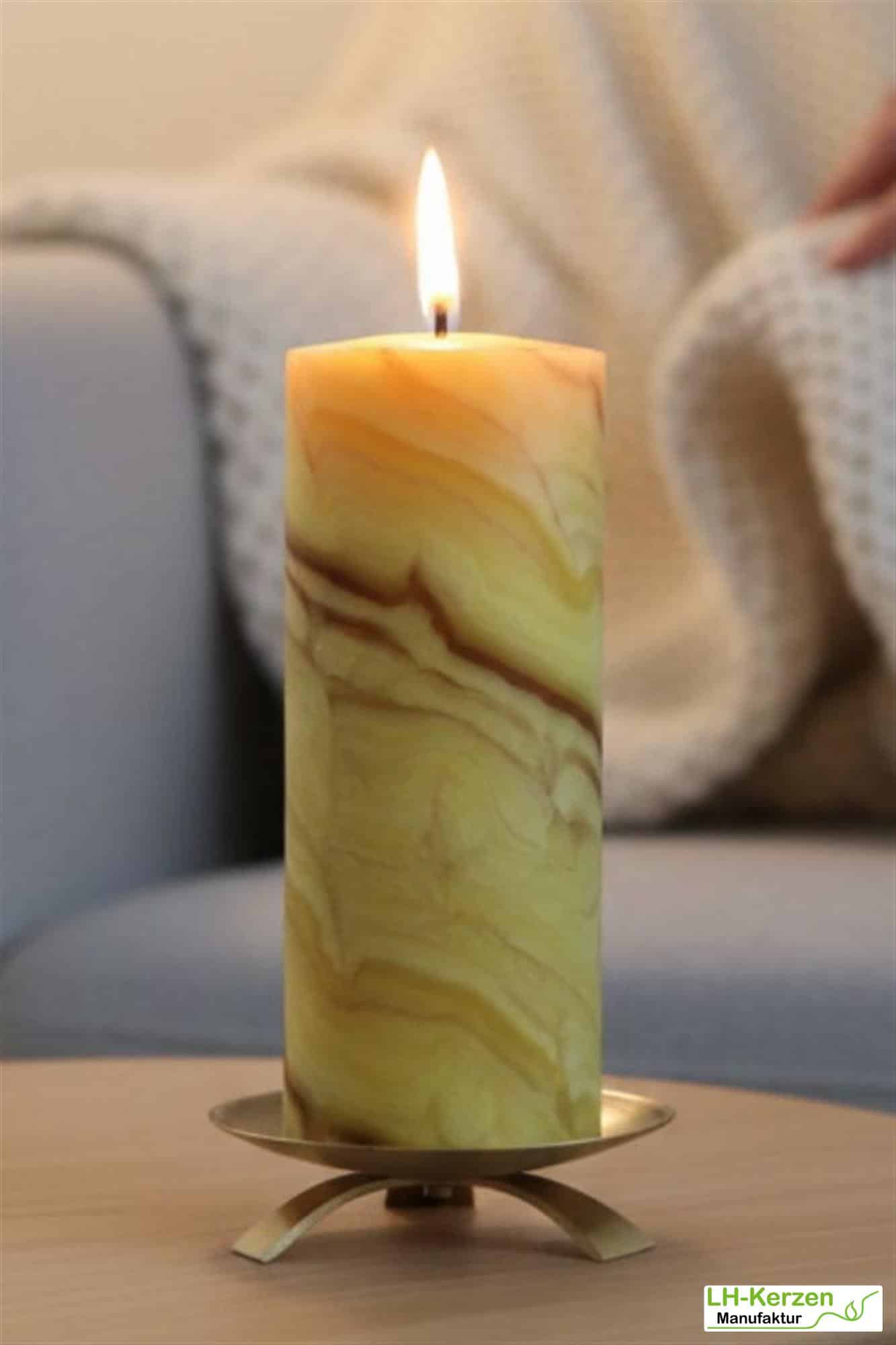 Handgeknetete Bienenwachs Kerze mit einzigartiger Maserung 200x70mm - schlank & elegant