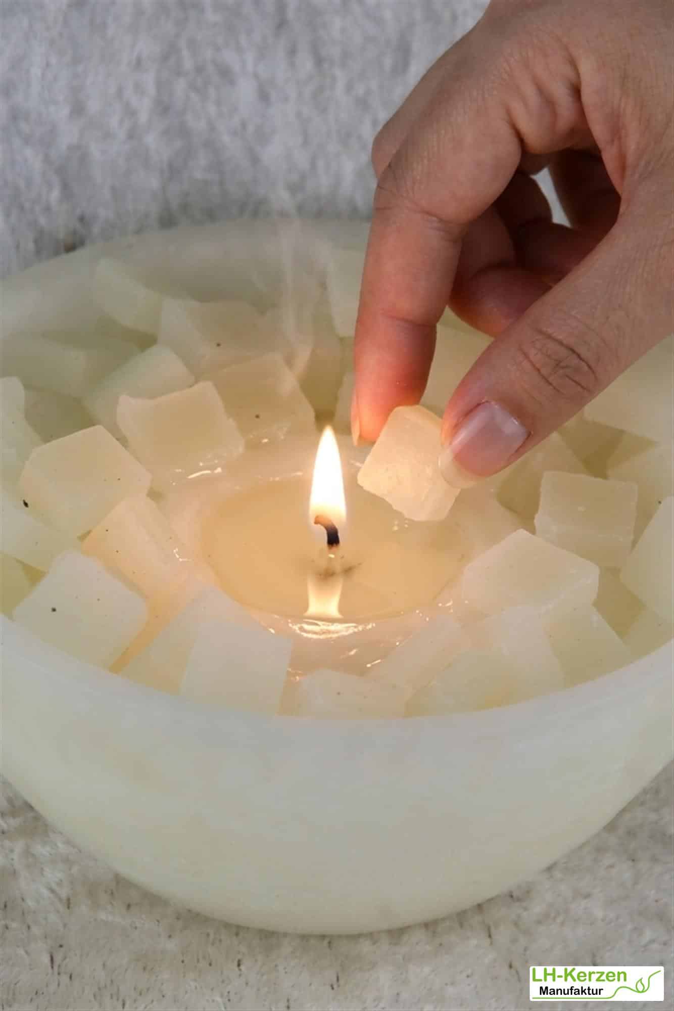 Interaktive cremefarbige Wachswürfel-Kerzenschale - Mitmachkerze 'Reiner Glanz'