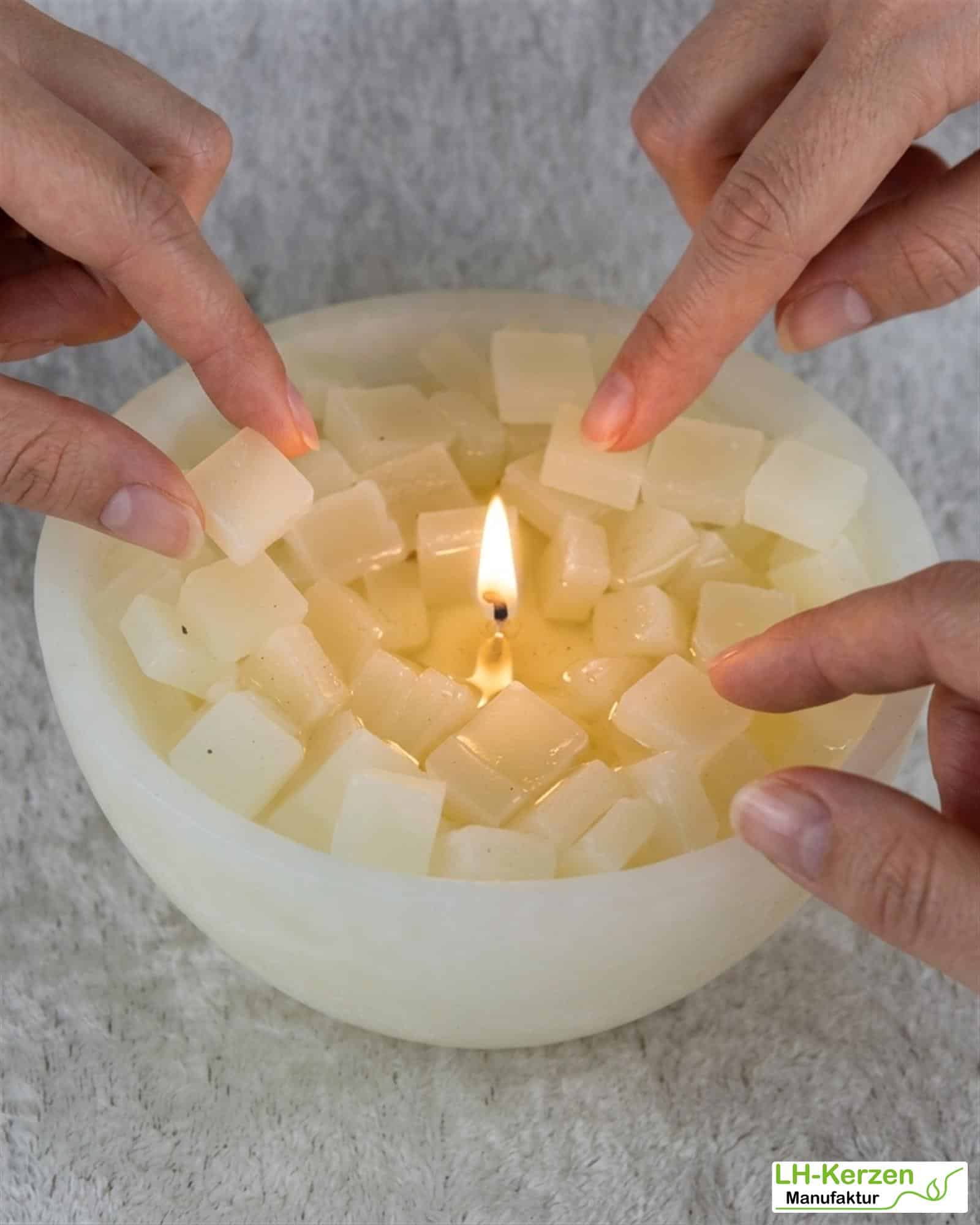 Interaktive cremefarbige Wachswürfel-Kerzenschale - Mitmachkerze 'Reiner Glanz'