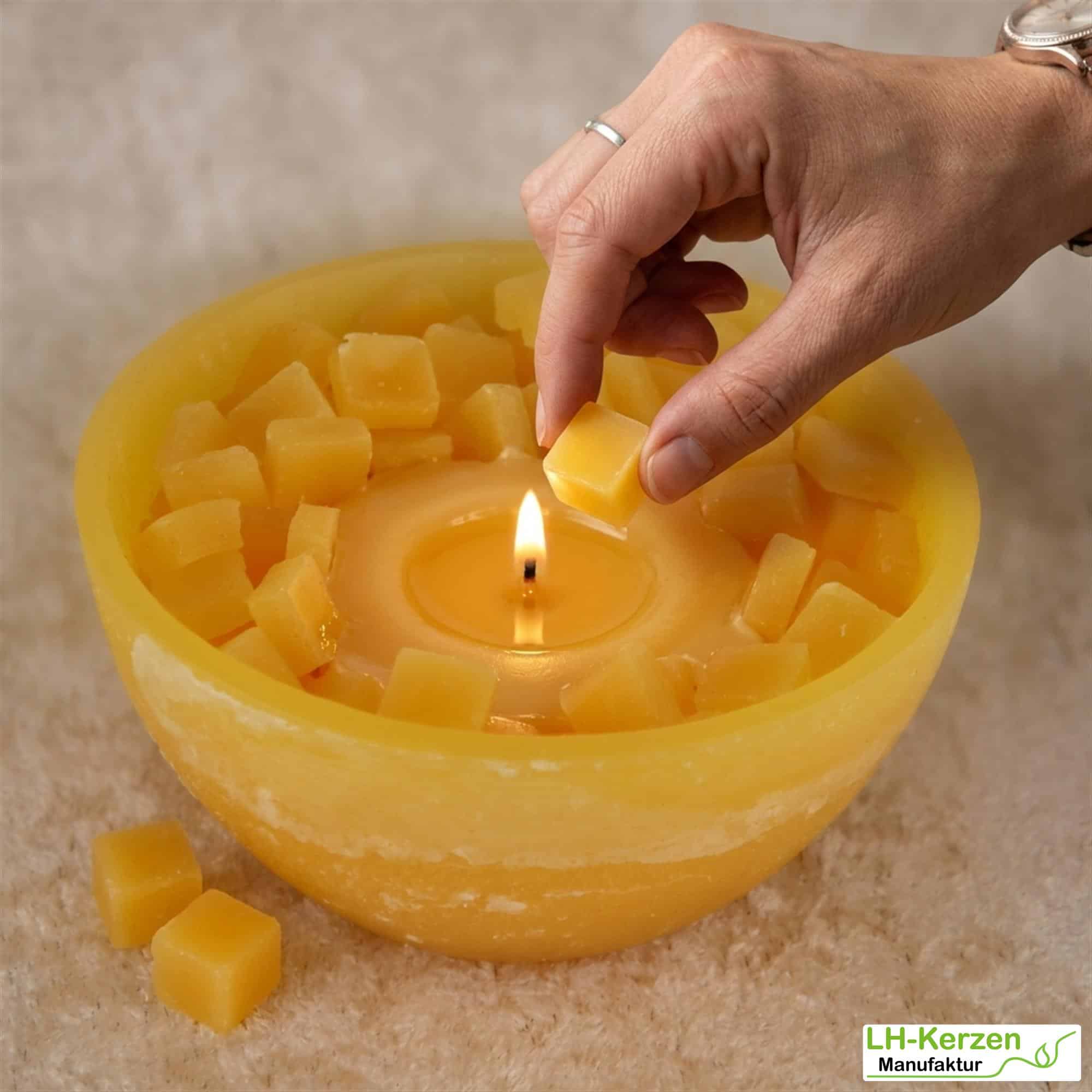 Interaktive gelbe Wachswürfel-Kerzenschale - Mitmachkerze 'Sonnenglanz'