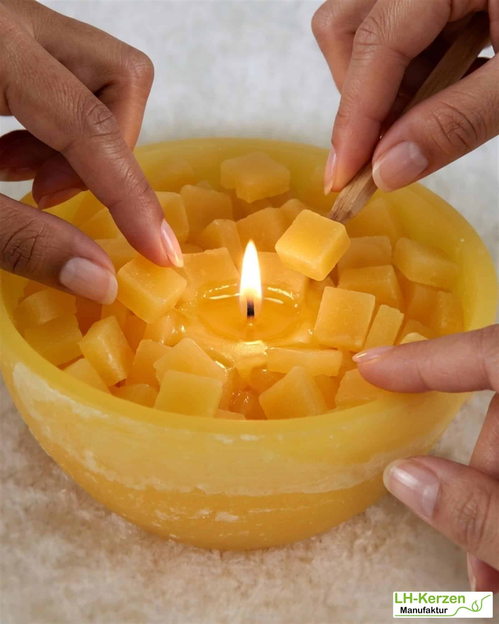 Interaktive gelbe Wachswürfel-Kerzenschale - Mitmachkerze 'Sonnenglanz'