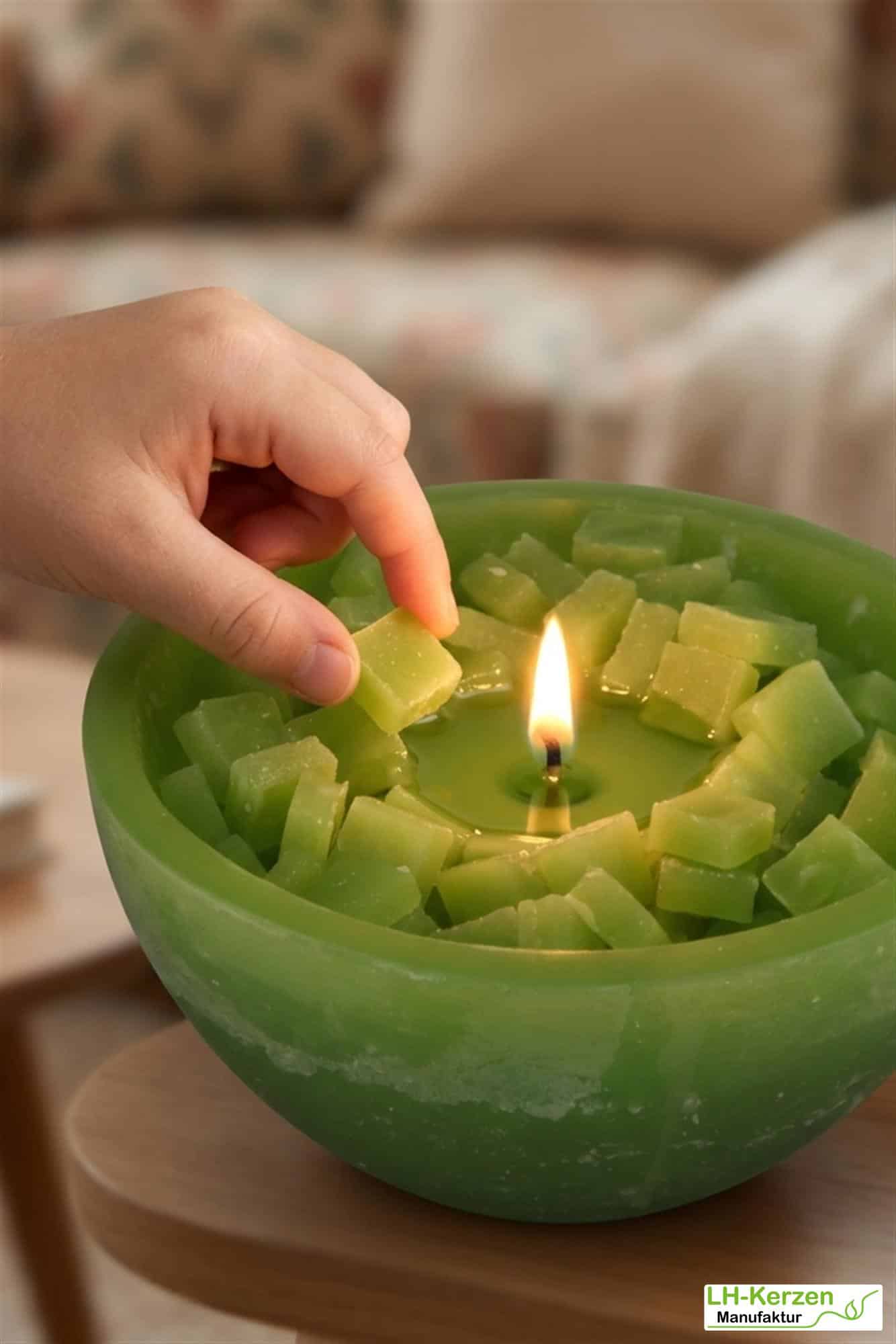 Interaktive grüne Wachswürfel-Kerzenschale - Mitmachkerze 'Grüner Genuss'
