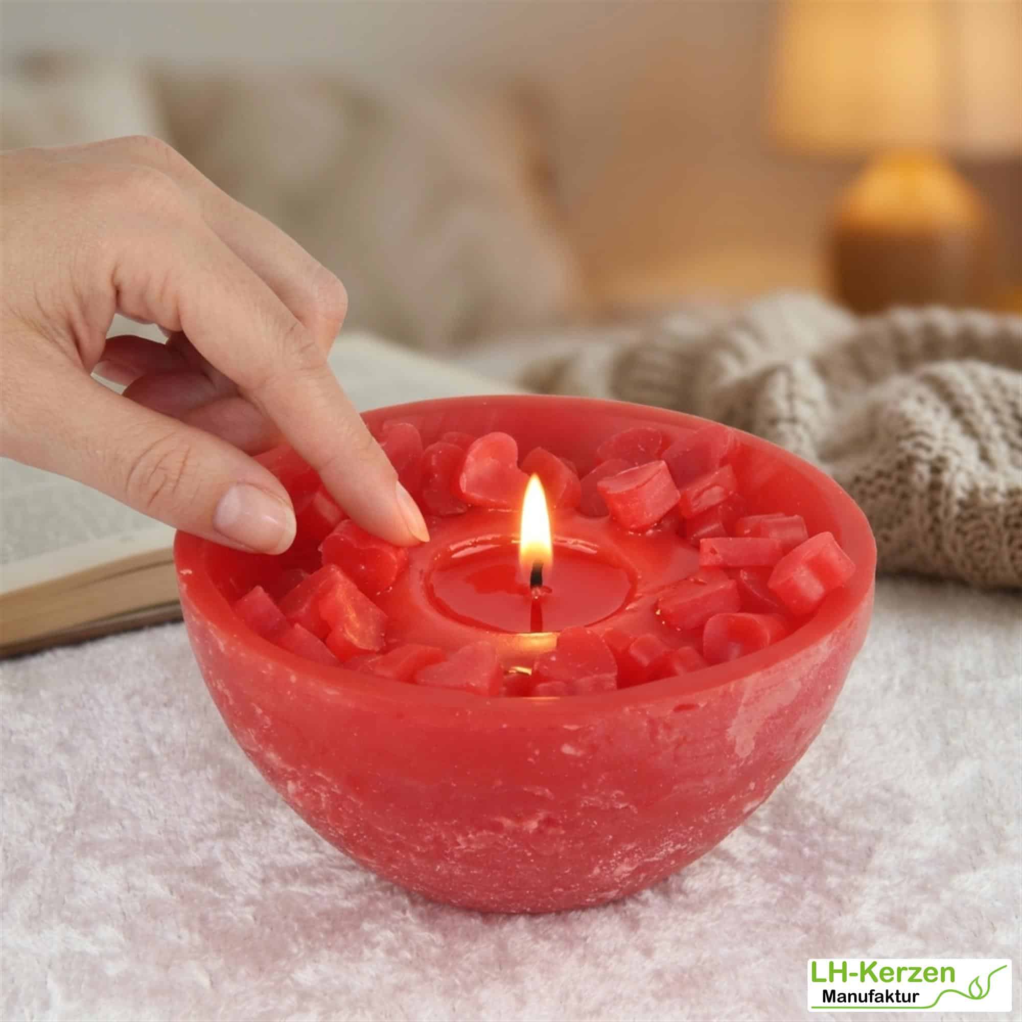 Interaktive rote Wachswürfel-Kerzenschale gefüllt mit roten Herzen - Mitmachkerze 'Herzensglut'
