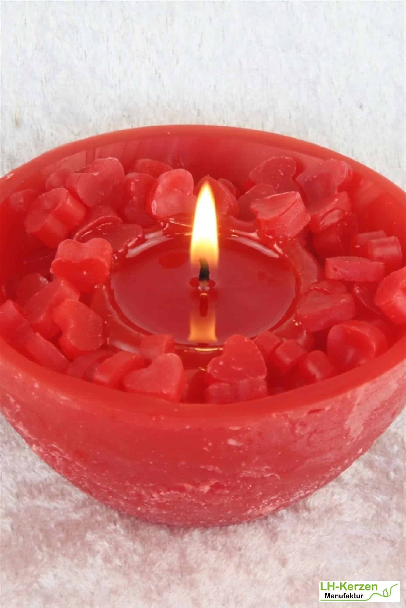 Interaktive rote Wachswürfel-Kerzenschale gefüllt mit roten Herzen - Mitmachkerze 'Herzensglut'