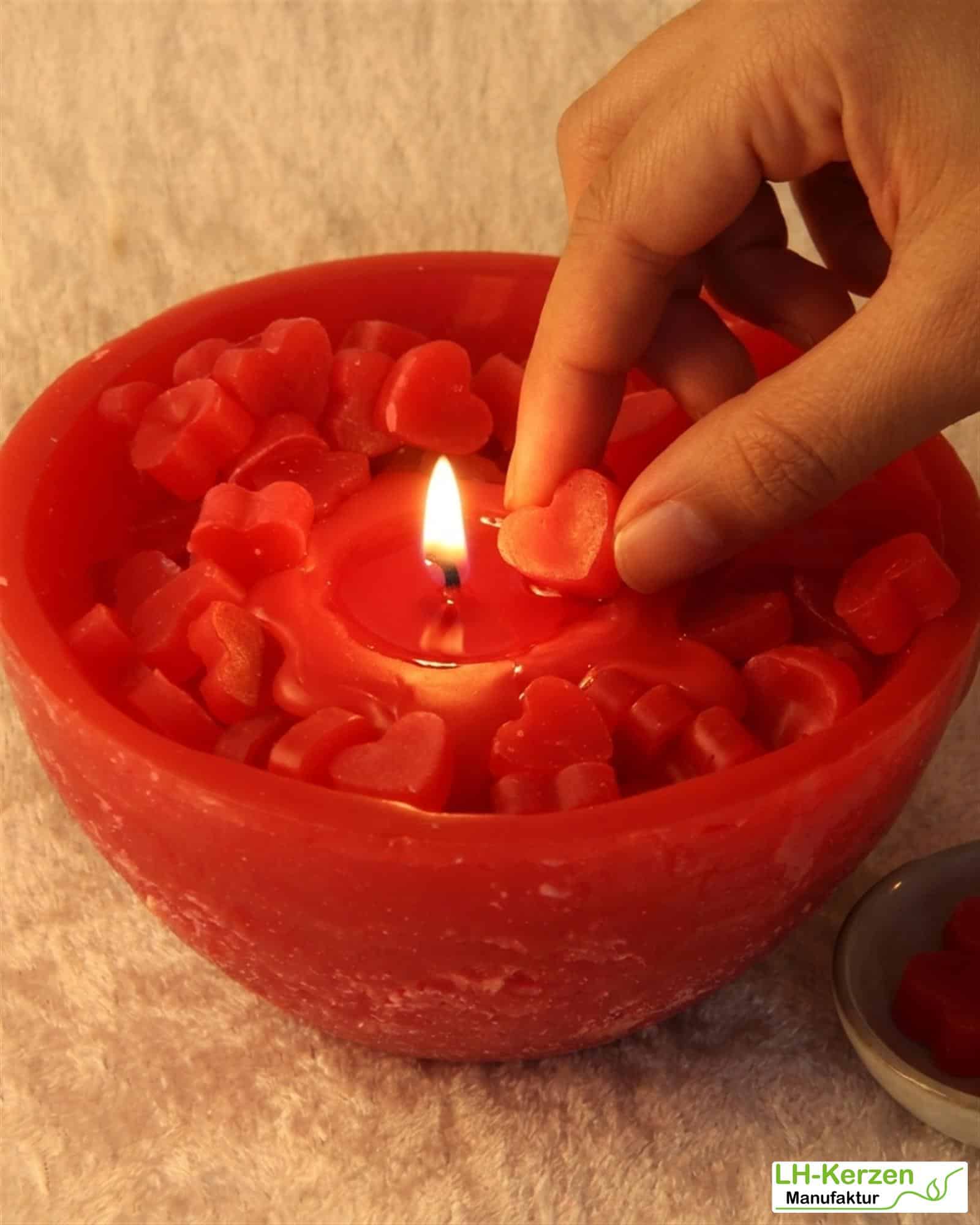 Interaktive rote Wachswürfel-Kerzenschale gefüllt mit roten Herzen - Mitmachkerze 'Herzensglut'