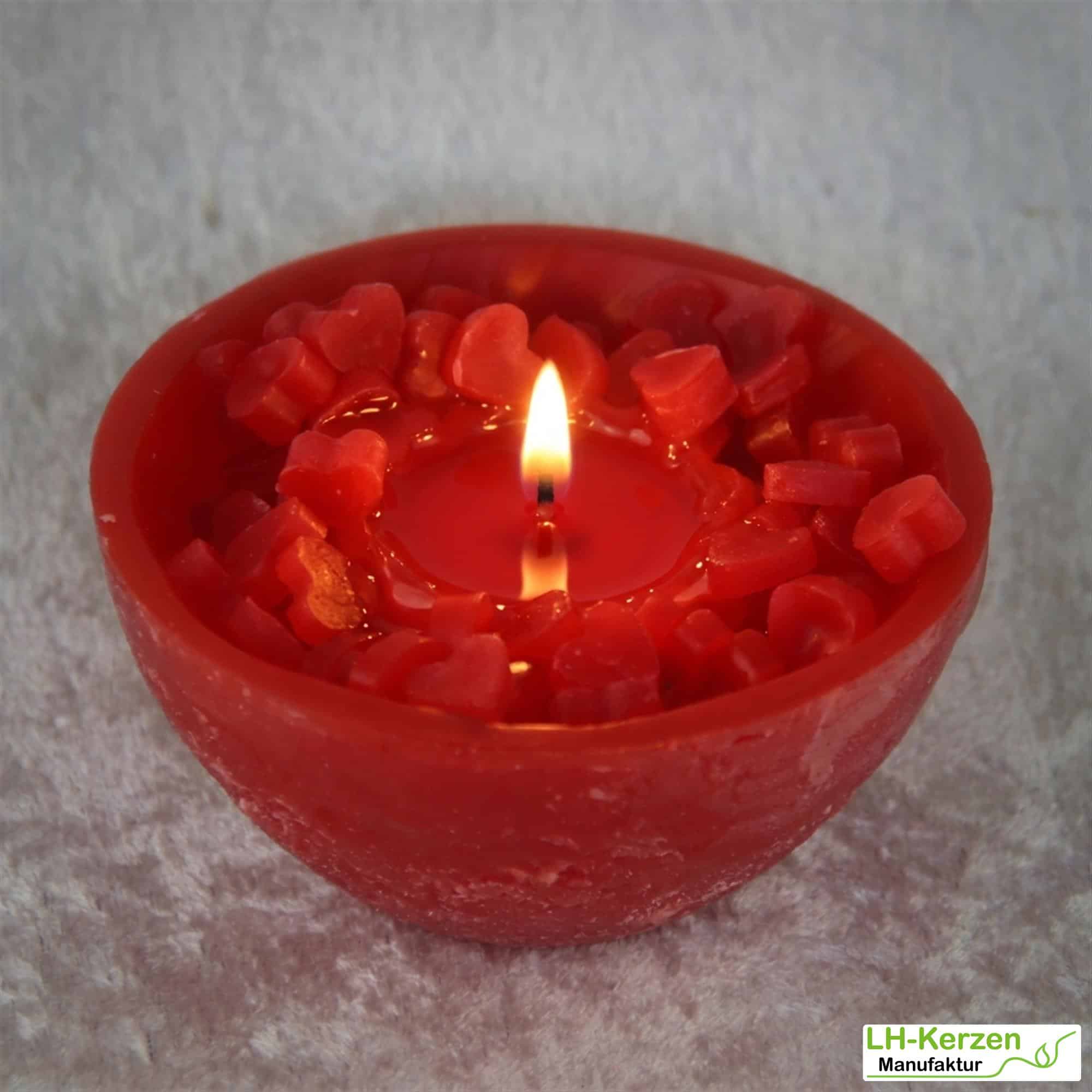 Interaktive rote Wachswürfel-Kerzenschale gefüllt mit roten Herzen - Mitmachkerze 'Herzensglut'