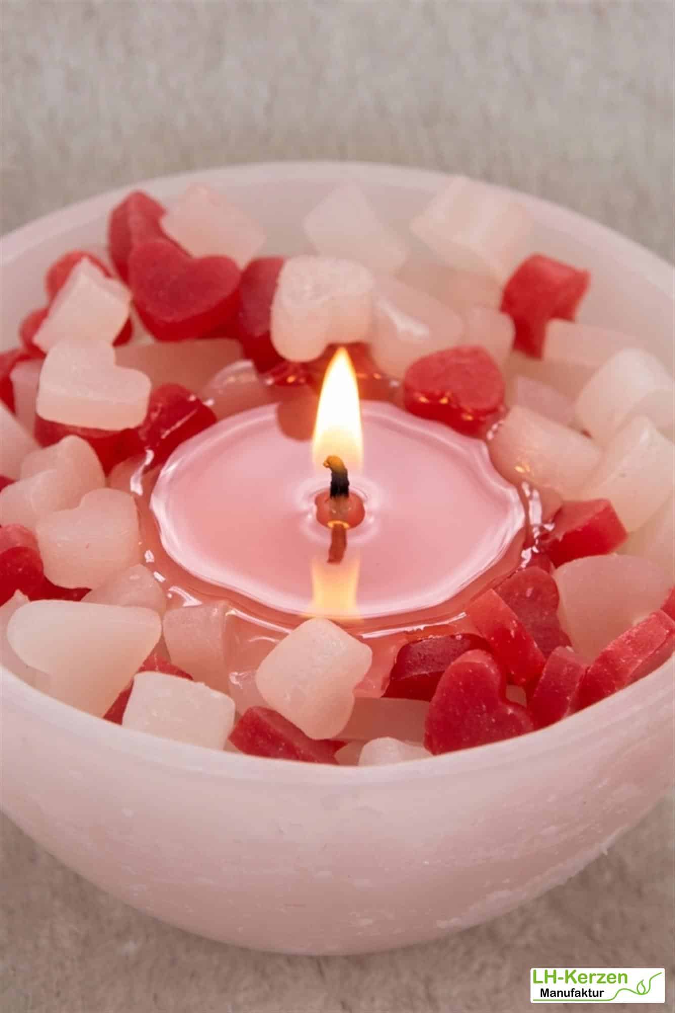 Interaktive weiße Wachswürfel-Kerzenschale mit rot weißen Herzen - Mitmachkerze 'Liebesmischung'