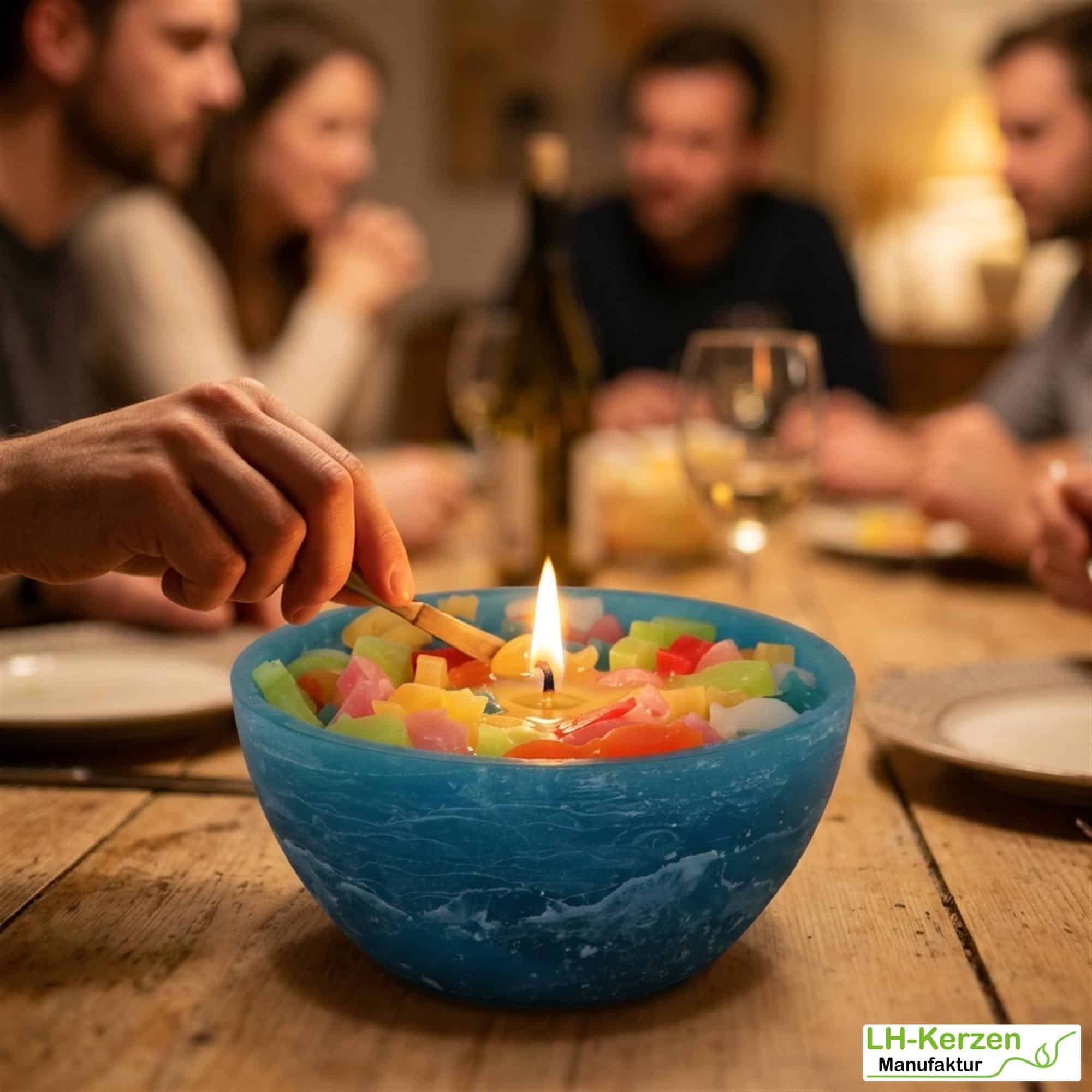 Interaktive blaue Wachswürfel-Kerzenschale mit bunten Fischen - Mitmachkerze 'Ozean Spiel'