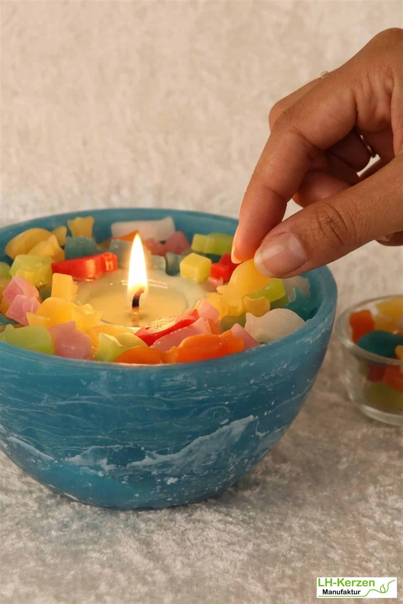 Interaktive blaue Wachswürfel-Kerzenschale mit bunten Fischen - Mitmachkerze 'Ozean Spiel'