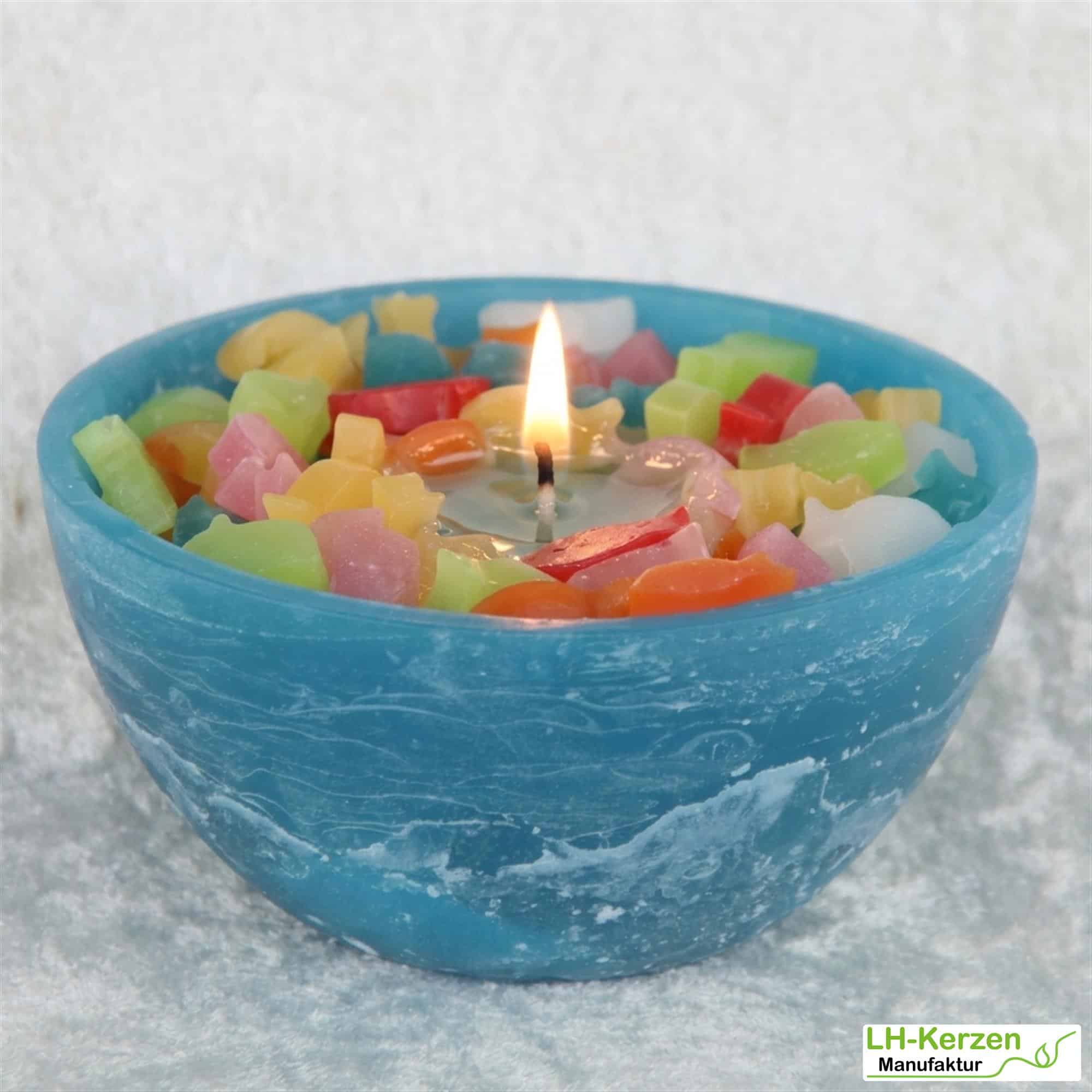 Interaktive blaue Wachswürfel-Kerzenschale mit bunten Fischen - Mitmachkerze 'Ozean Spiel'