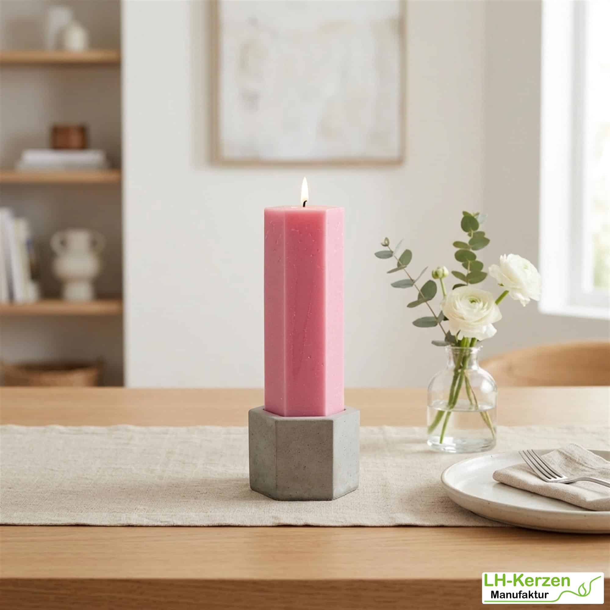 Cassisfarbene Spinnwebenkerze aus Stearin – 6-eckige Weihnachtskerze mit Netz-Effekt