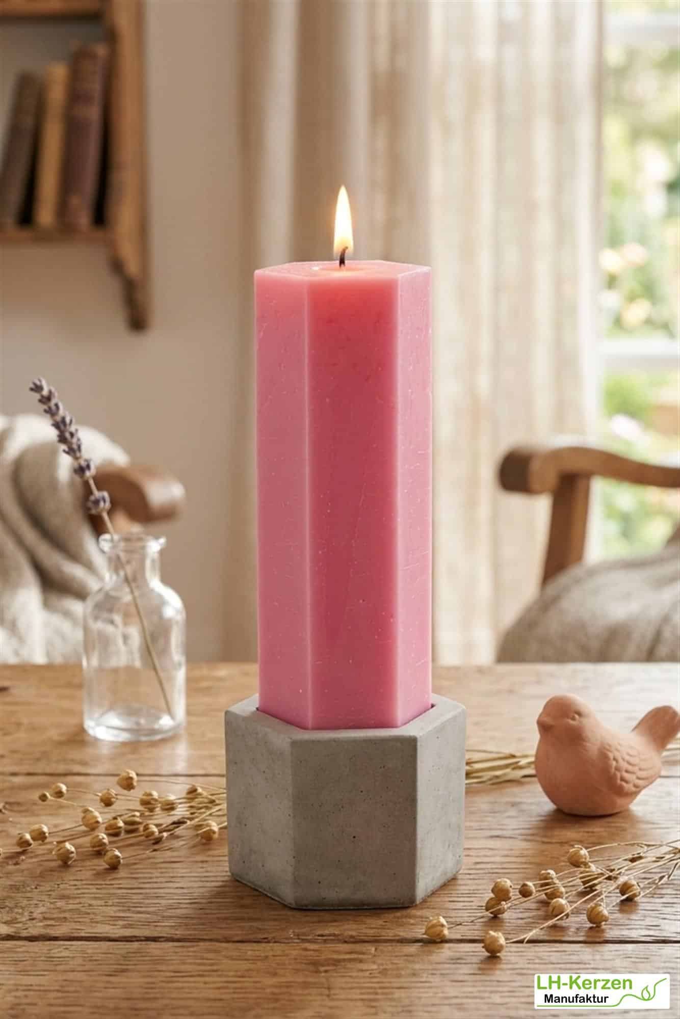 Cassisfarbene Spinnwebenkerze aus Stearin – 6-eckige Weihnachtskerze mit Netz-Effekt