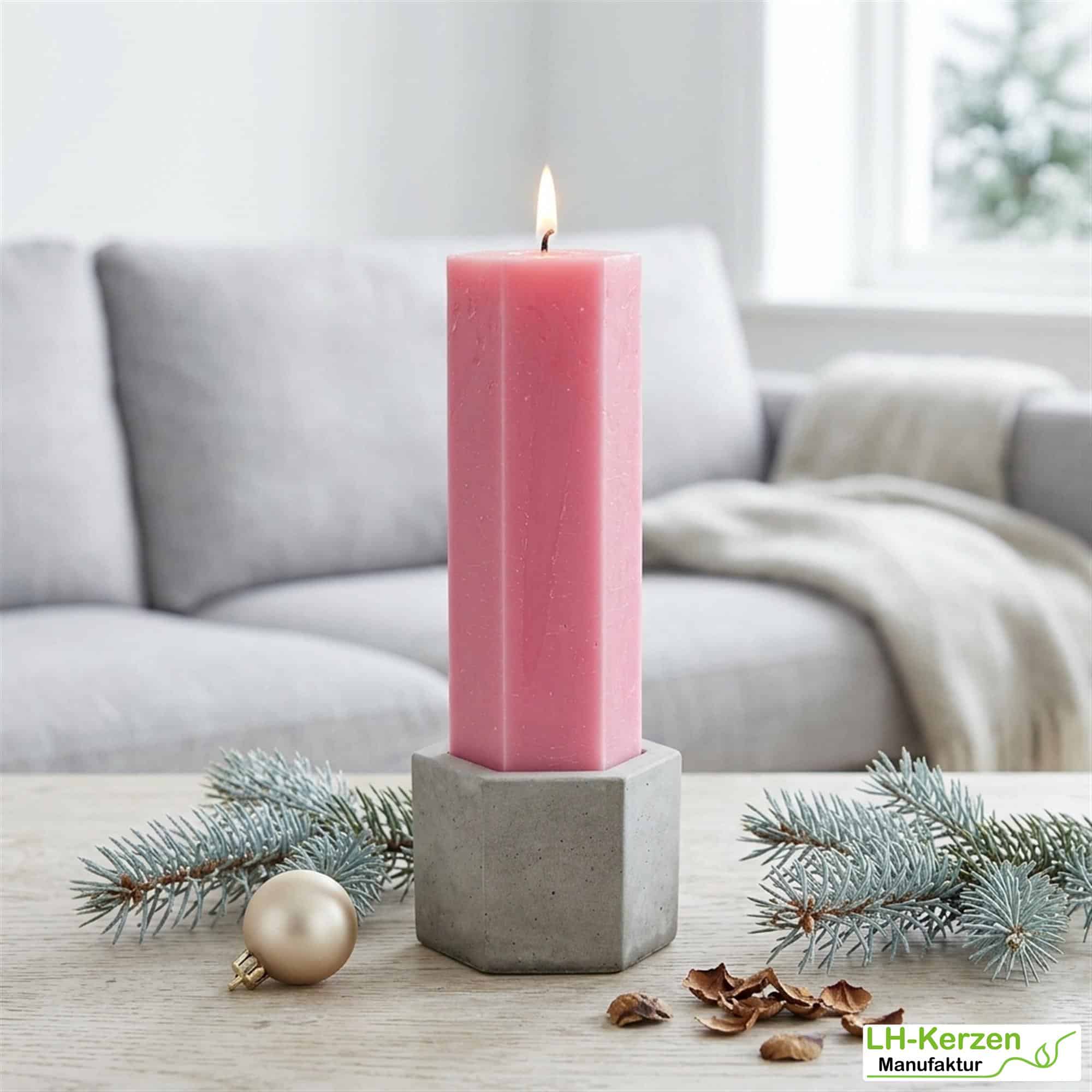 Cassisfarbene Spinnwebenkerze aus Stearin – 6-eckige Weihnachtskerze mit Netz-Effekt