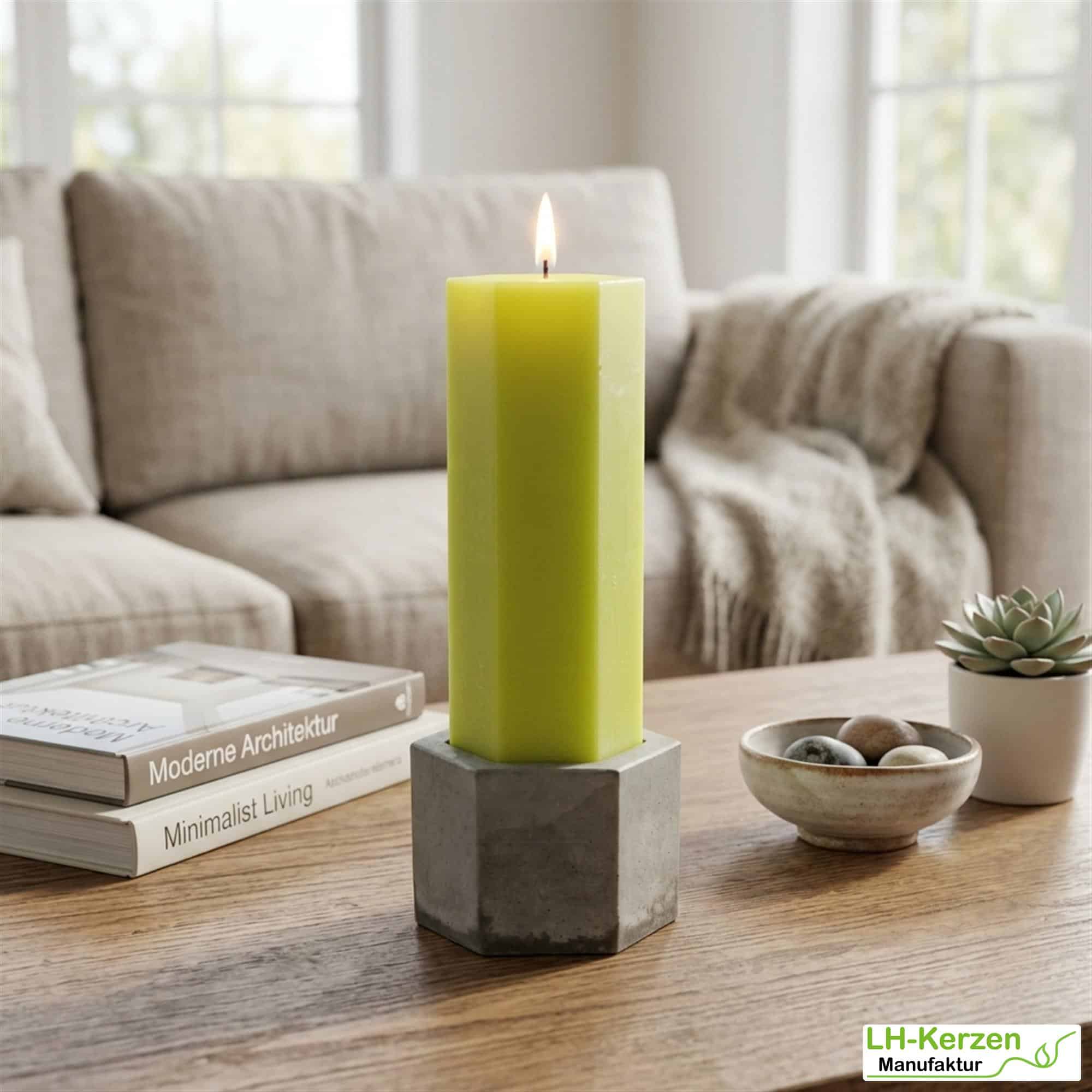 Kiwi-Grüne Spinnwebenkerze aus Stearin – 6-eckige Frühlings- & Osterkerze mit Netz-Effekt