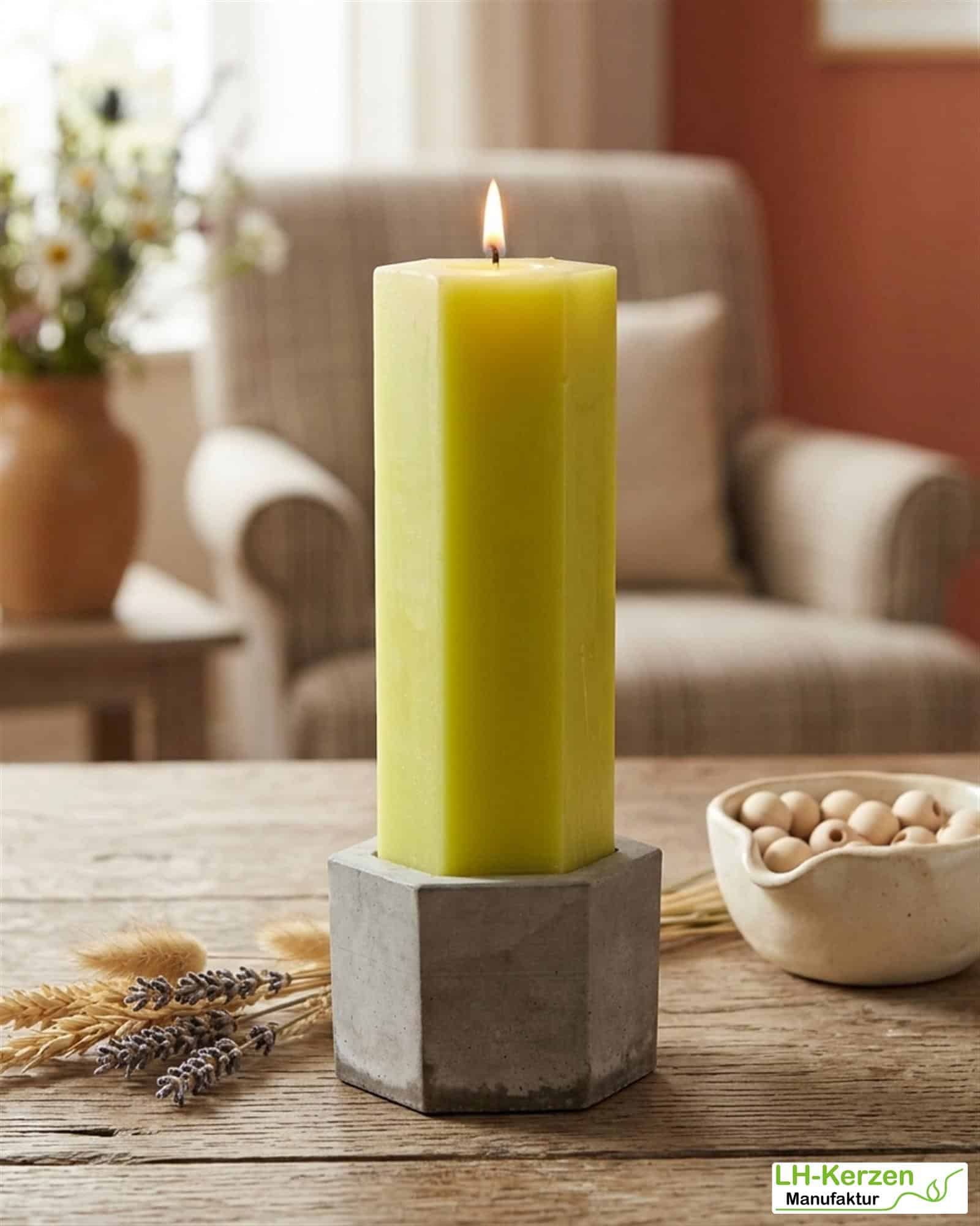 Kiwi-Grüne Spinnwebenkerze aus Stearin – 6-eckige Frühlings- & Osterkerze mit Netz-Effekt