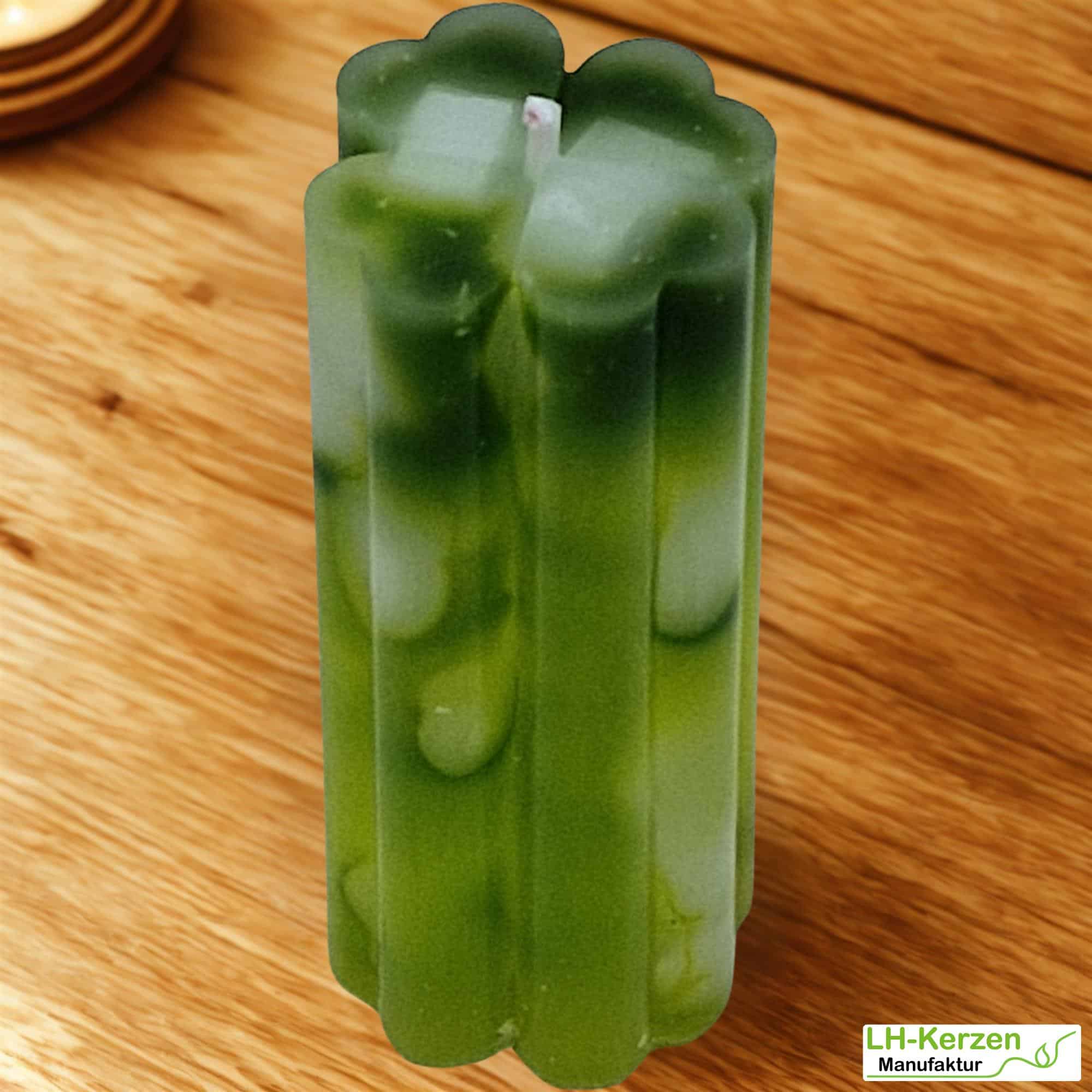 Handgemachte Kleeblattkerze – dekorativer Glücksbringer in frischem Grün für jede Gelegenheit