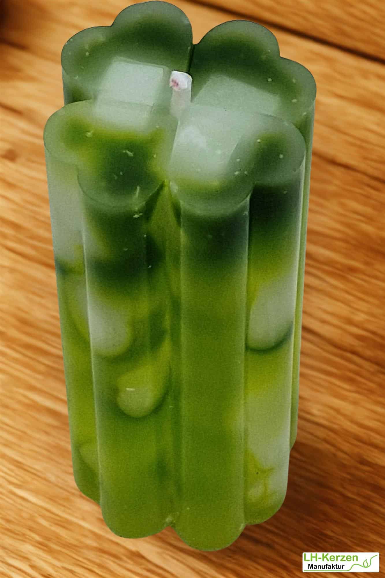 Handgemachte Kleeblattkerze – dekorativer Glücksbringer in frischem Grün für jede Gelegenheit