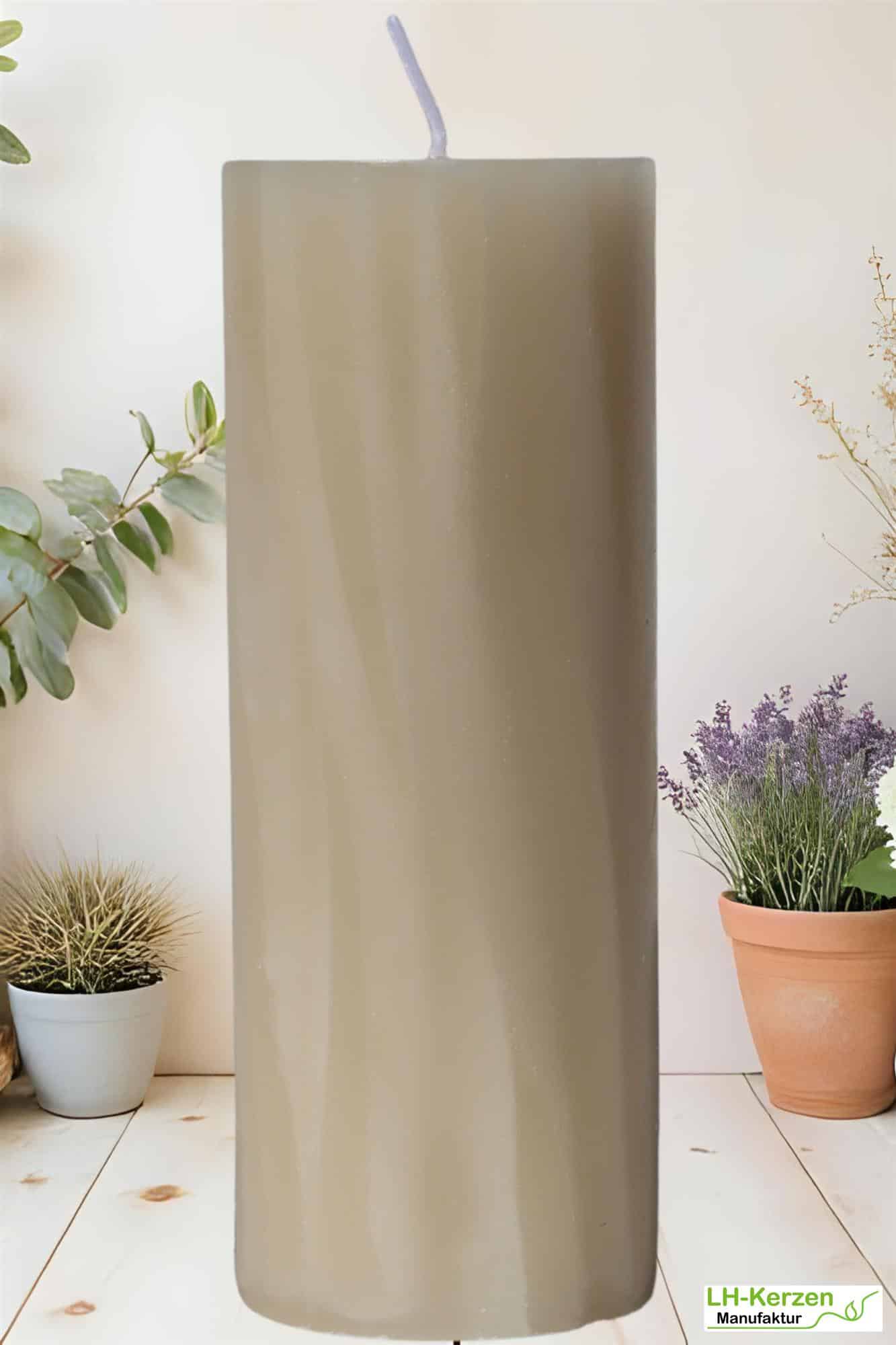 Dekorative Stumpenkerze mit Marmoroptik – personalisierbare sandfarbene Kerze für edles Ambiente