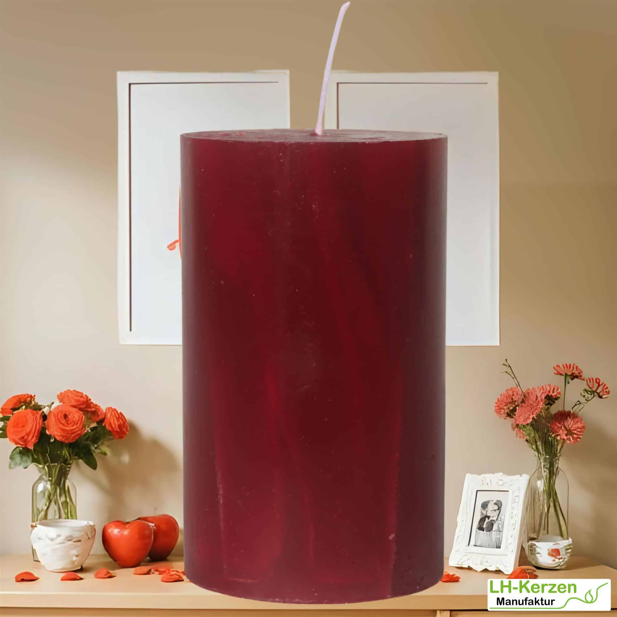 Dekorative Stumpenkerze mit Marmoroptik – personalisierbare Kerze bordeaux für festliches Ambiente