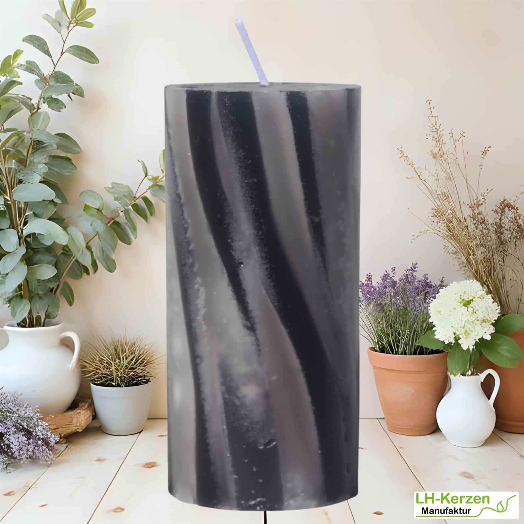 Dekorative Stumpenkerze mit Marmoroptik – personalisierbare schwarz-graue Kerze für stilvolle Deko