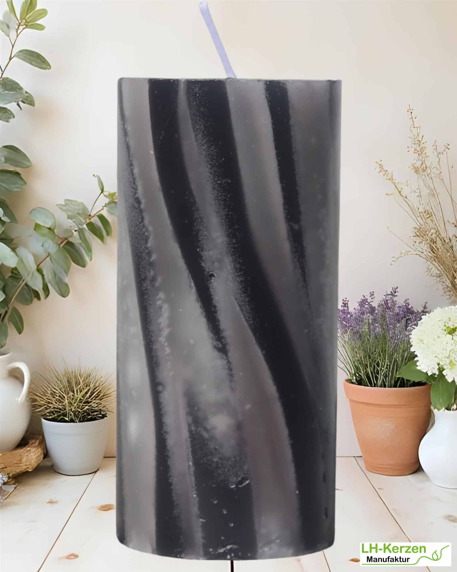 Dekorative Stumpenkerze mit Marmoroptik – personalisierbare schwarz-graue Kerze für stilvolle Deko