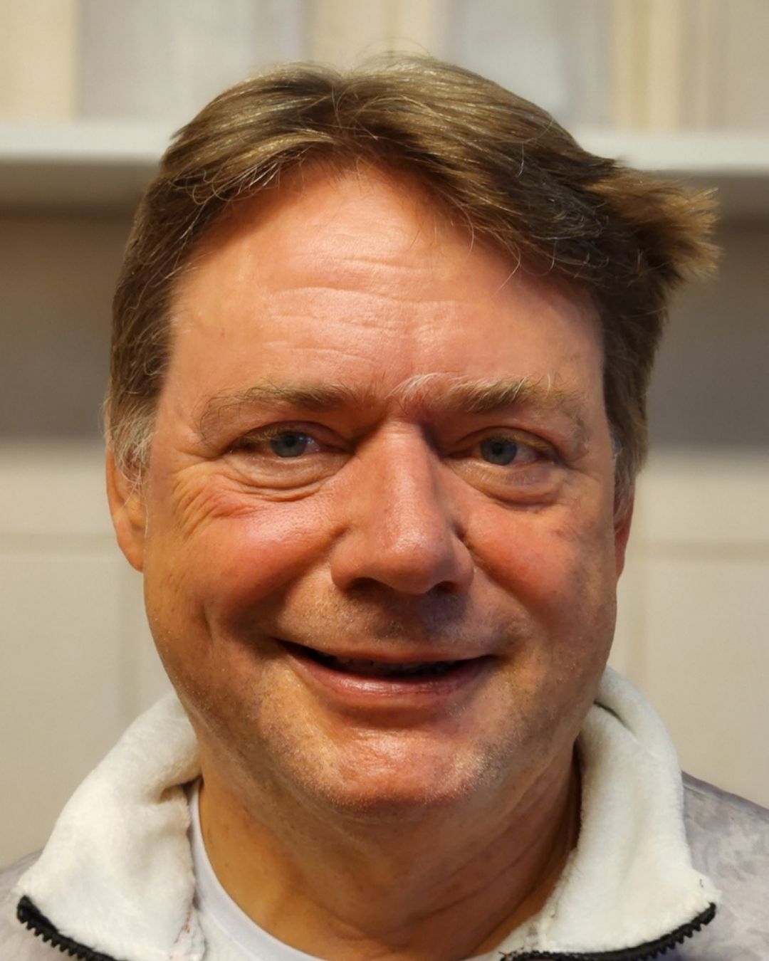 Nahaufnahme eines lächelnden Mannes im Porträt