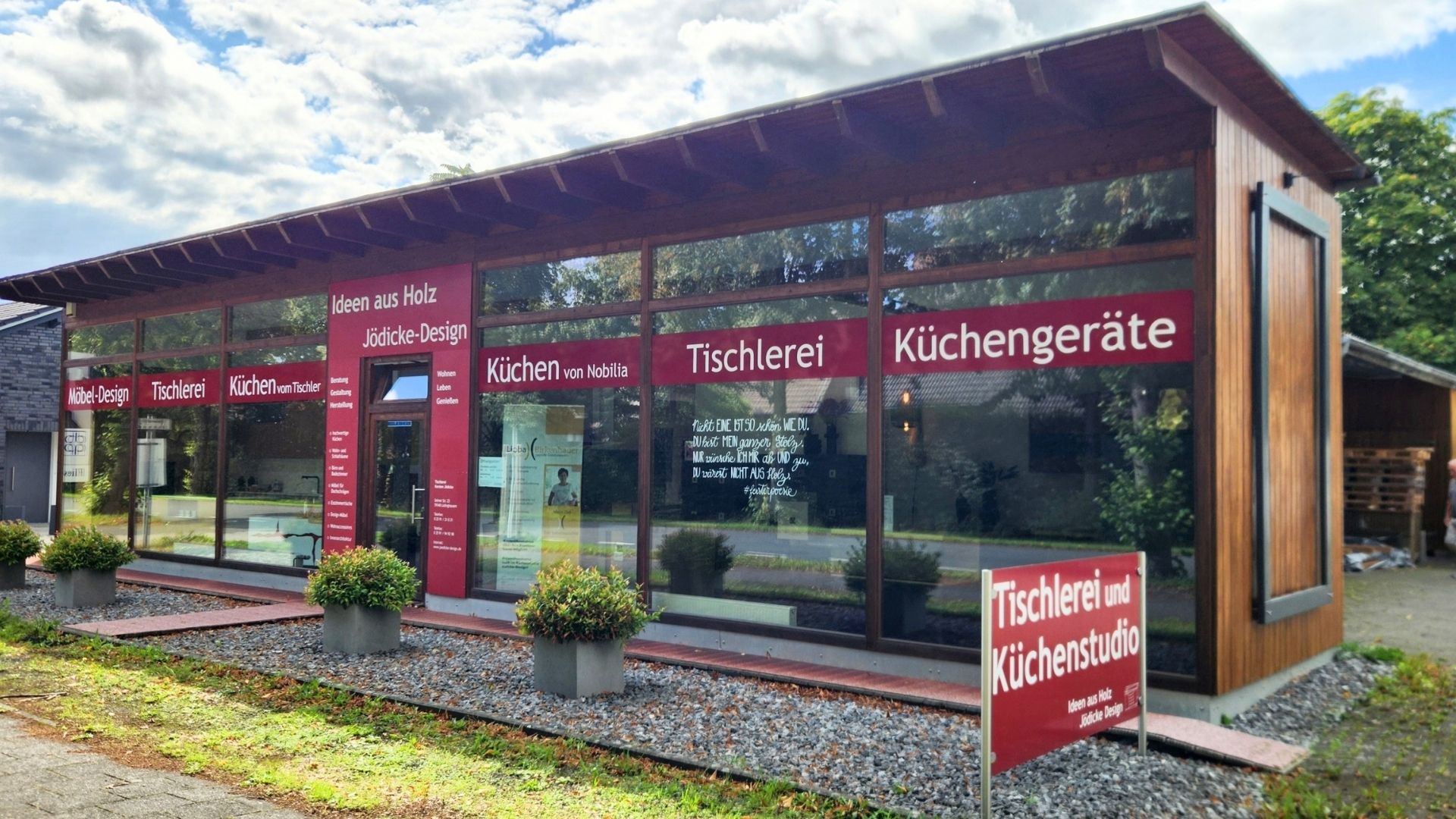 Glasfront des Tischlerei- und Küchenstudios Jödicke Design mit beschrifteten Ausstellungsbereichen
