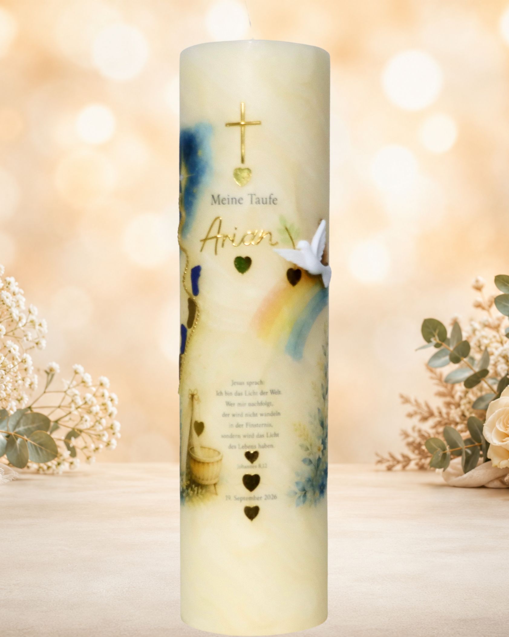 Handverzierte Taufkerze mit Arians Namen, goldenem Kreuz, weißer Taube, Regenbogen und Herzen