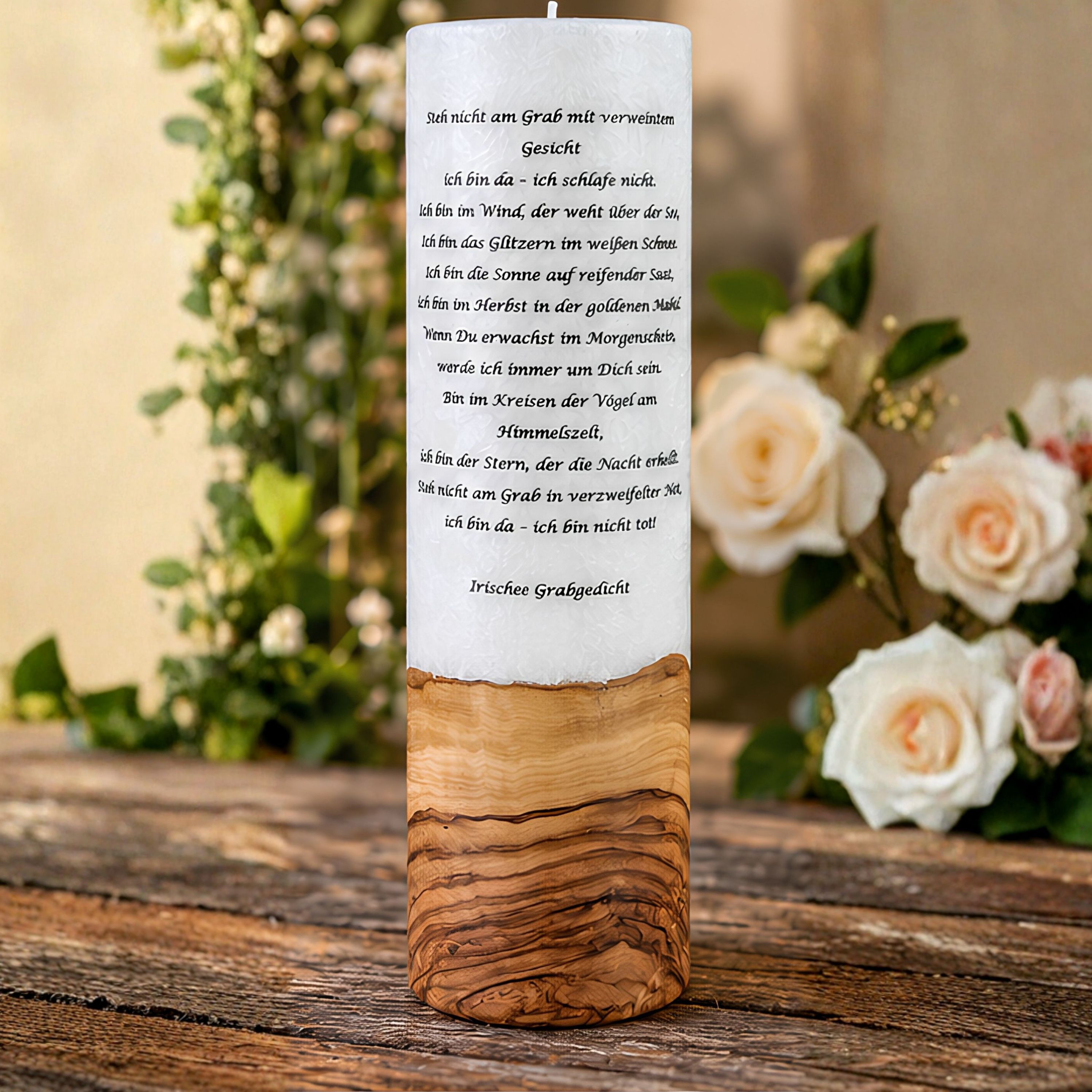 Rückseite einer weißen Holzkerze mit gedrucktem Erinnerungsgedicht