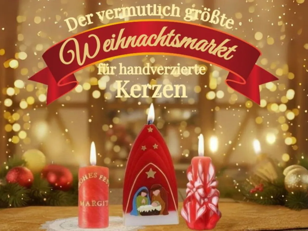 Drei brennende rote Weihnachtskerzen vor festlicher Dekoration und einem Schriftzug zum Weihnachtsmarkt